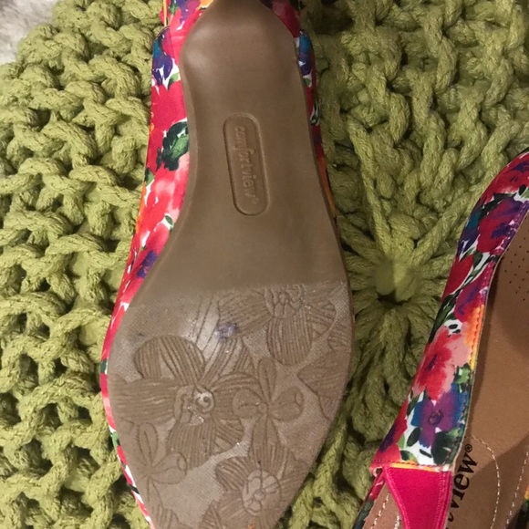 Comfort View Bright Floral Fabric pumps - Picture 4 of 7